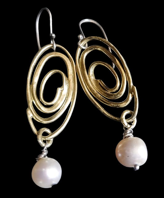 Orecchini a spirale ellittica con perla di fiume
