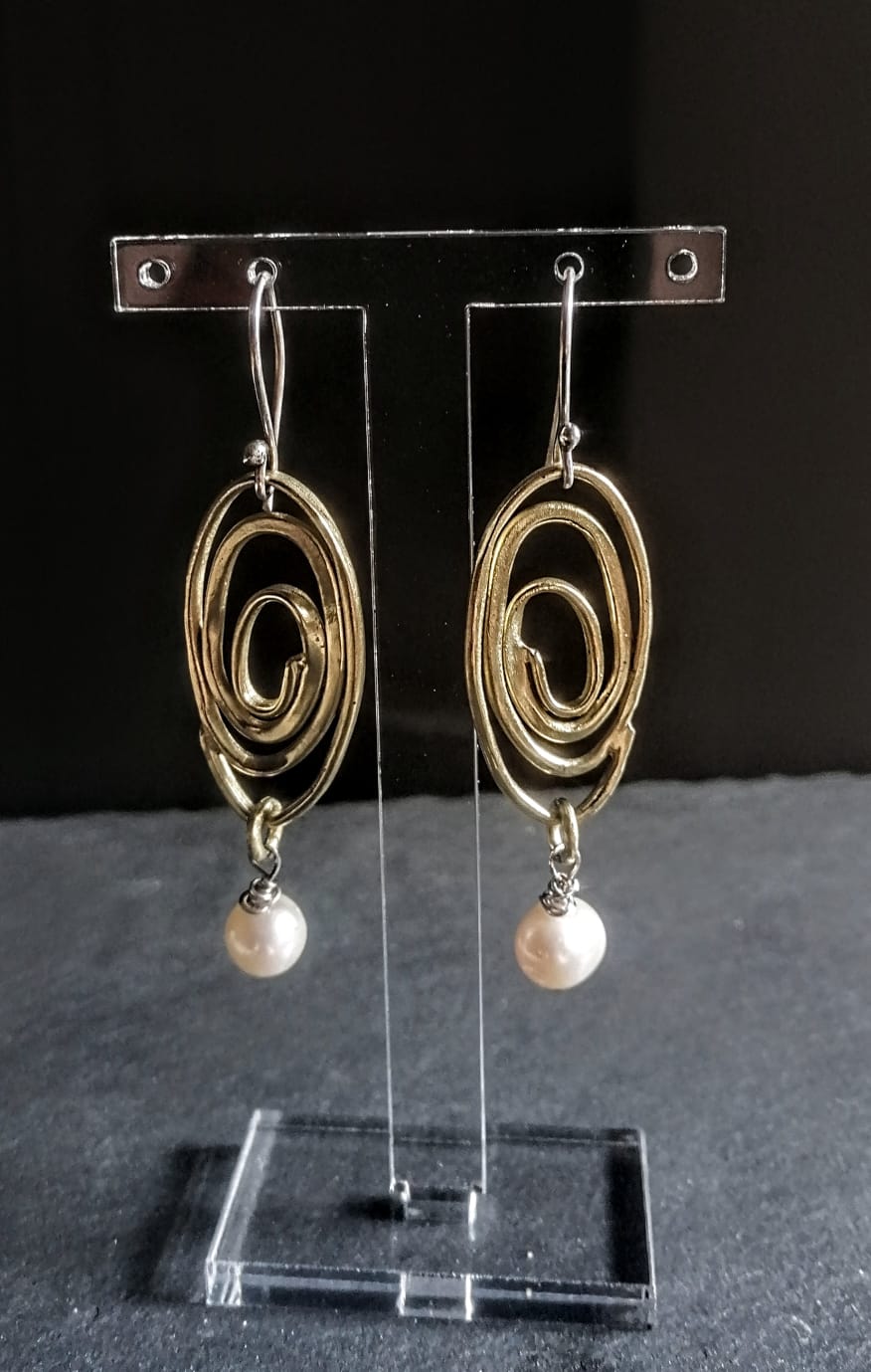 Orecchini a spirale ellittica con perla di fiume