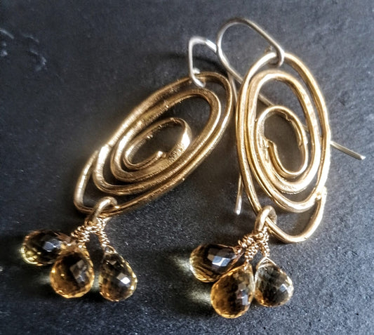 Orecchini a spirale e perle di fiume